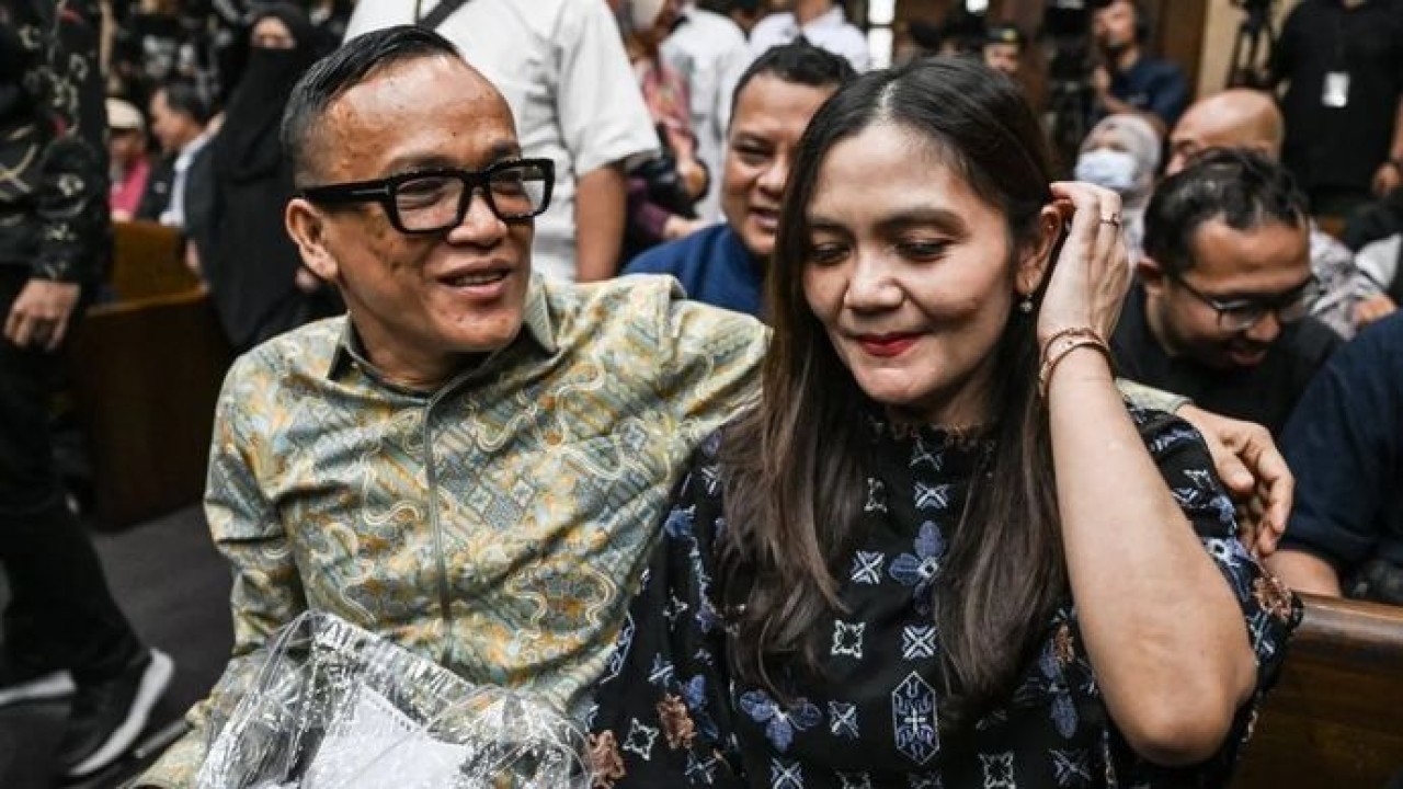 Terdakwa kasus dugaan pemerasan dalam pengurusan sertifikat K3 di Kementerian Ketenagakerjaan Immanuel Ebenezer (kiri) mendapat dukungan dari istrinya Silvia Rinita Harefa (kanan) sebelum mengikuti sidang pembacaan dakwaan di Pengadilan Tipikor, Jakarta, Senin, 19 Januari 2026.ANTARA FOTO/Bayu Pratama S/tom. (Antara)
