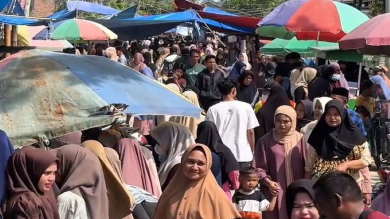 Masyarakat ramai ke pasar untuk membeli bahan makanan dan kebutuhan sehari-hari lainnya. (Foto: Istimewa)