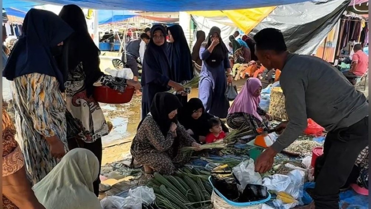 Para pedagang melihat suasana ramai di pasar ini memperlihatkan masyarakat mulai bangkit. (Foto: Istimewa)