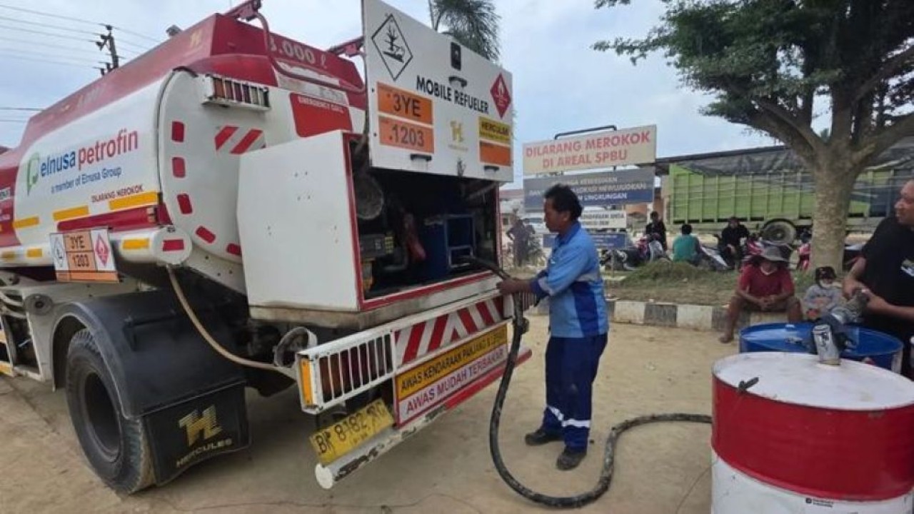 PT Pertamina Patra Niaga (Persero) mengerahkan Pertamina Mobile SPBU hingga canting atau set tabung mini untuk mempercepat pemenuhan kebutuhan bahan bakar minyak (BBM) di wilayah terdampak bencana di Sumatera. (Foto: ANTARA/HO-PT Pertamina Patra Niaga)