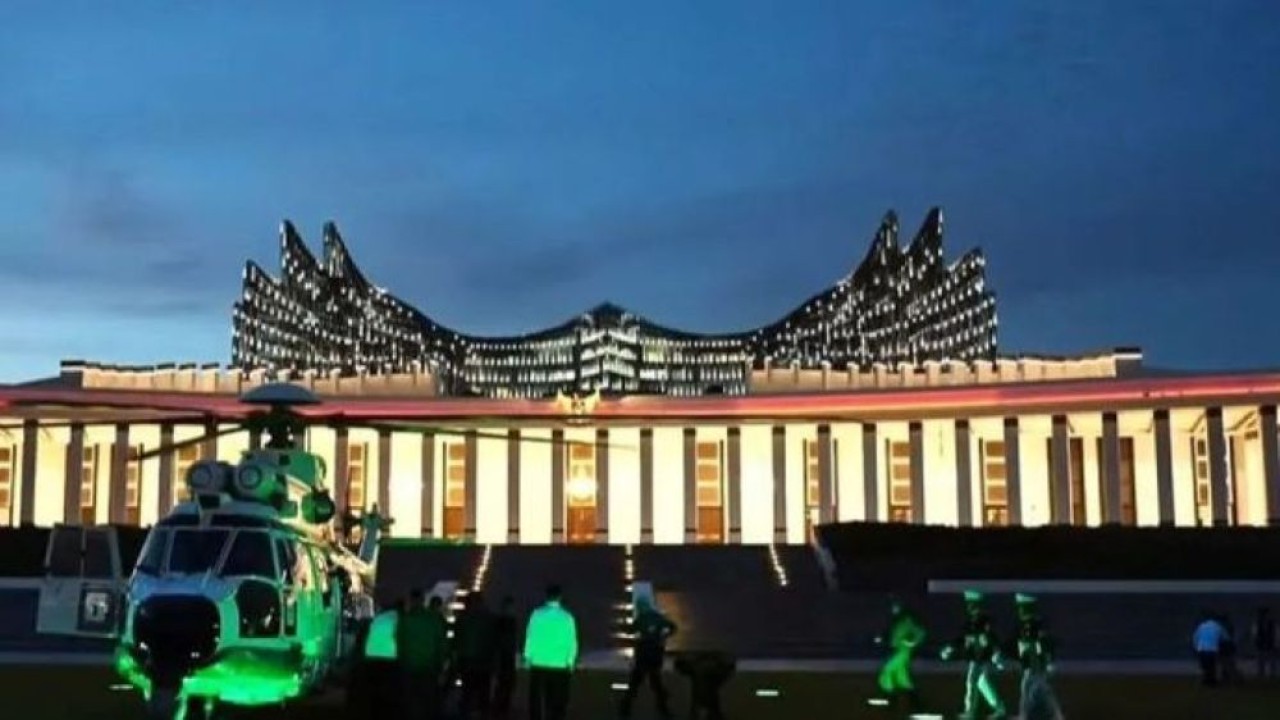 Helikopter Super Puma yang membawa Presiden Prabowo Subianto beserta rombongan tiba di helipad Istana Negara IKN, Kabupaten Penajam Paser Utara, Kalimantan Timur, Senin, 12 Januari 2026 petang. (Foto: ANTARA/HO-Sekretariat Presiden/aa)