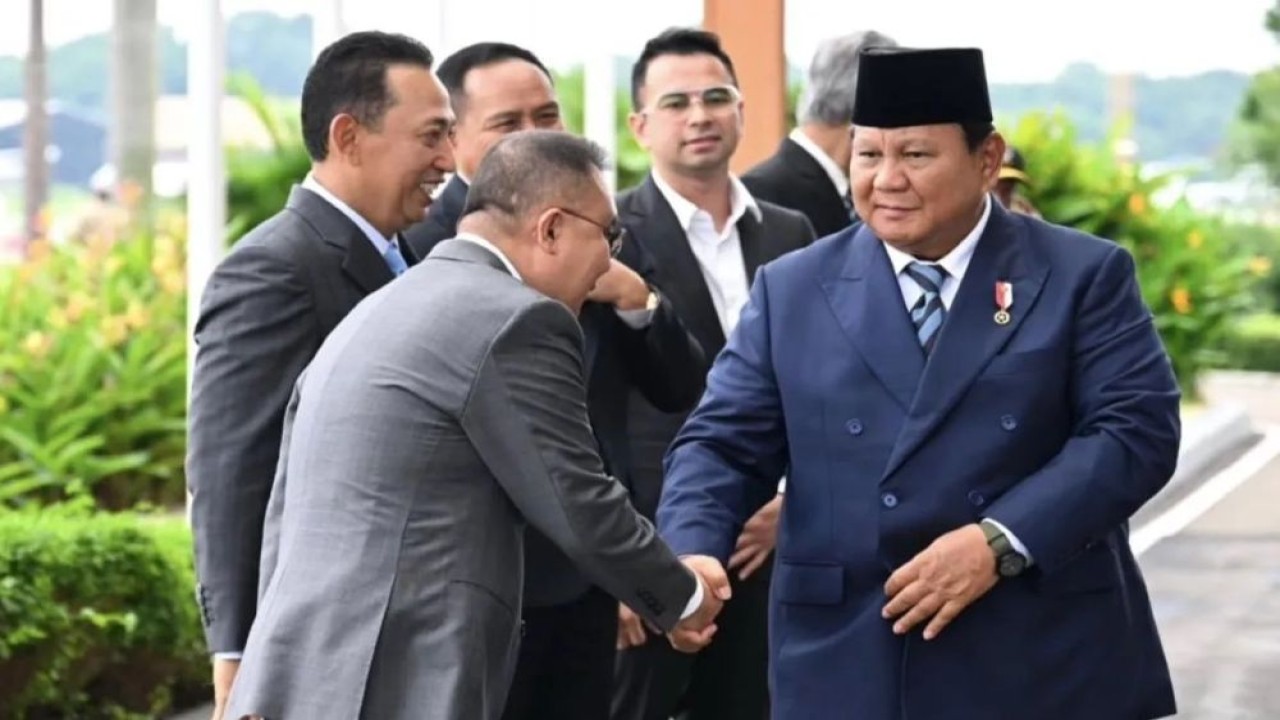 Presiden Prabowo Subianto (kanan) menyalami Wakil Ketua DPR Sufmi Dasco Ahmad sebelum Presiden Prabowo naik pesawat di Base Ops Pangkalan Udara TNI AU (Lanud) Halim Perdanakusuma, Jakarta, Minggu (18/1/2026). (Foto: ANTARA/HO-Sekretariat Kabinet)