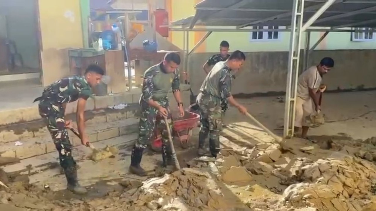 Puluhan personel TNI dan masyarakat melaksanakan pembersihan di SMK Negeri 1 Peusangan di Gampong Raya Dagang, Kecamatan Peusangan, Kabupaten Bireuen, Aceh. (Foto: Dok/Istimewa)