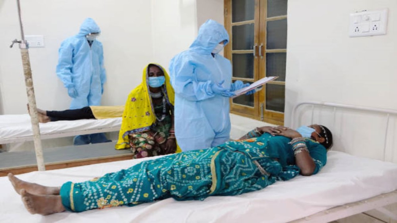 Petugas kesehatan mengenakan alat pelindung diri saat melakukan pemeriksaan di rumah sakit di India terkait kasus virus Nipah