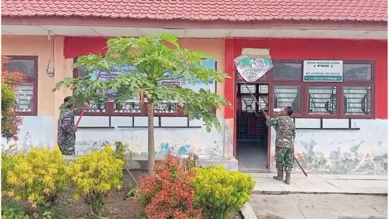 TNI membersihkan sisa-sisa banjir yang menutupi berbagai fasilitas umum, meliputi kantor pemerintahan, tempat ibadah, sekolah, pondok pesantren, rumah sakit/puskesmas, hingga jalan desa. (Istimewa)