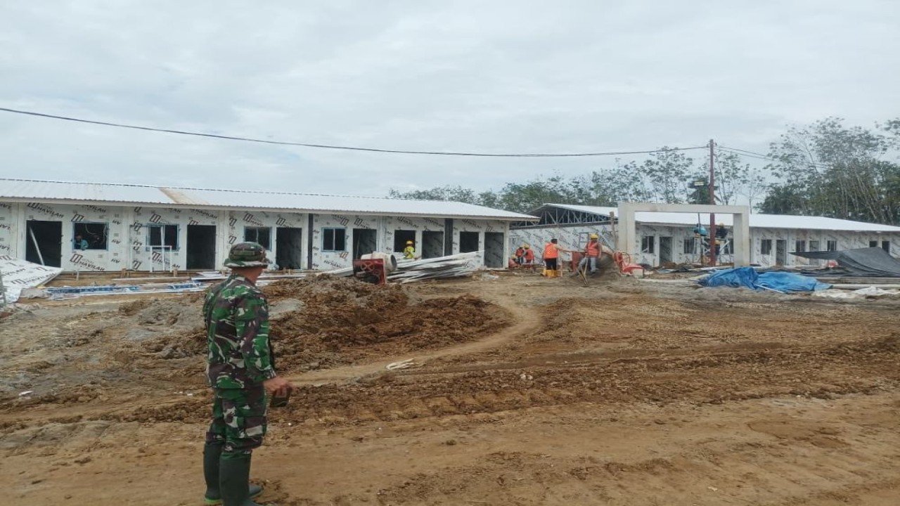 Personel TNI terus melakukan pembersihan rumah warga di Aceh yang terendam lumpur usai bencana banjir bandang pada November lalu.