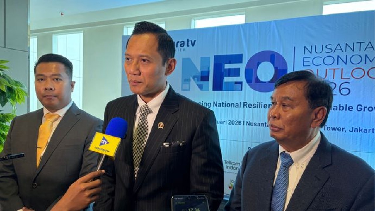 Menko Bidang Infrastruktur dan Pembangunan Kewilayahan Agus Harimurti Yudhoyono bersama Presiden Komisaris NT Corp Nurdin Tampubolon dan Direktur Utama Nusantara TV Randy Monthonaro Tampubolon