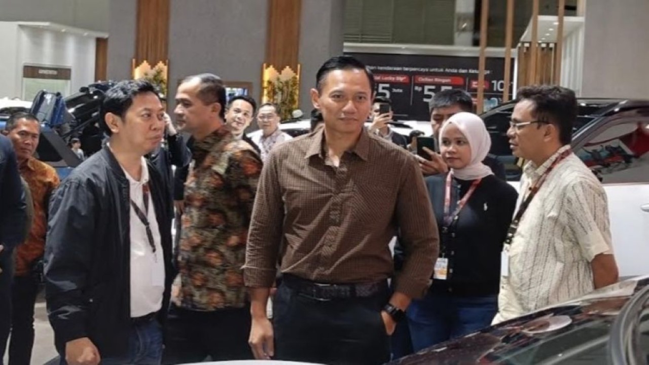 Menteri Koordinator Bidang Infrastruktur dan Pembangunan Kewilayahan (Menko IPK) Agus Harimurti Yudhoyono (AHY) mengunjungi pameran otomotif Indonesia International Motor Show (IIMS) 2026 di JIExpo Kemayoran, Jakarta, Jumat (13/2/2026) malam. (Foto: Adiantoro/NTV)
