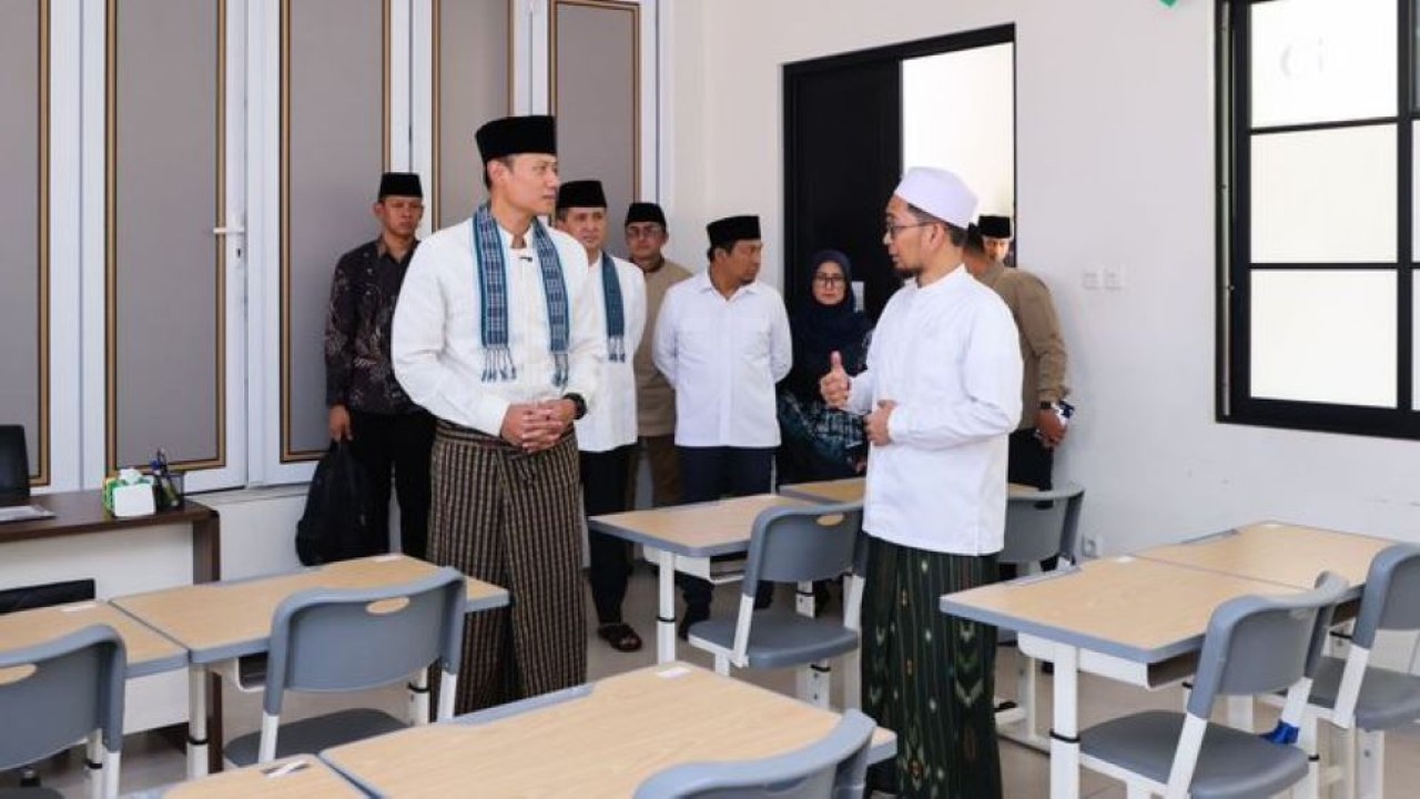 Menteri Koordinator Bidang Infrastruktur dan Pembangunan Kewilayahan, Agus Harimurti Yudhoyono (AHY), menegaskan pembangunan nasional tidak semata-mata berfokus pada infrastruktur fisik, tetapi juga pada pembangunan nilai, karakter, dan integritas.