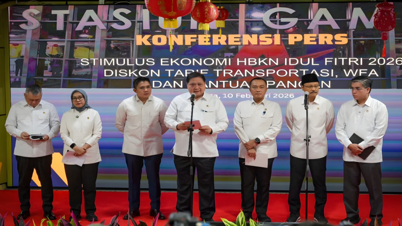 Menteri Koordinator Bidang Perekonomian, Airlangga Hartarto dalam konferensi pers di Stasiun Gambir, Jakarta, Selasa (10/2/2026). (Foto: Dok/Istimewa)