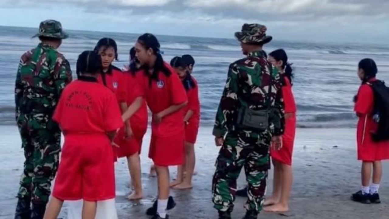 TNI dan anak-anak sekolah melaksanakan aksi gotong royong membersihkan sampah di sekitar Pantai Kuta, Selasa, 3 Februari 2026 pagi. (Istimewa)