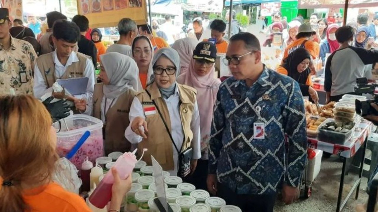 Kepala Balai Besar Pengawas Obat dan Makanan (BBPOM) Jakarta, Sofiyani Chandrawati bersama Wali Kota Jakarta Pusat, Arifin meninjau Sentra Takjil Bendungan Hilir, Jakarta Pusat, Kamis, 26 Februari 2026. ANTARA/Lia Wanadriani Santosa (Antara)