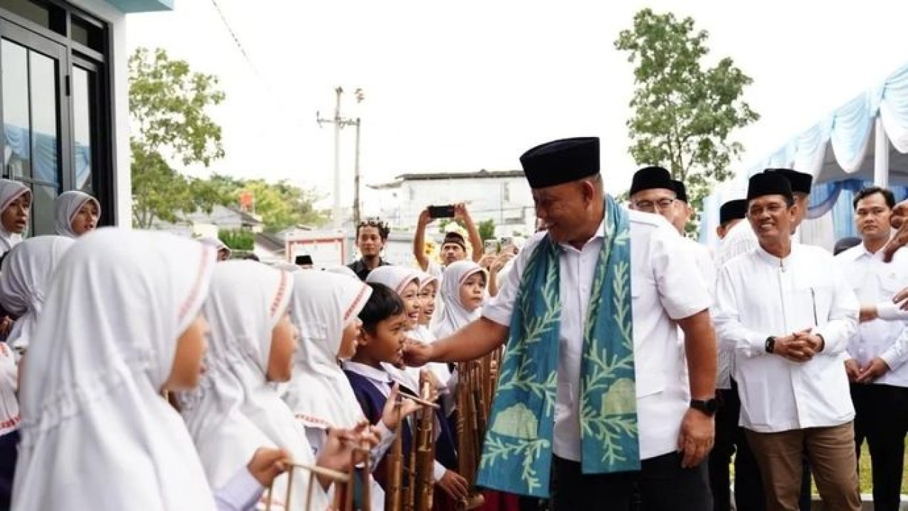 Kepala BGN Dadan Hindayana (mengenakan syal hijau) menyapa para siswa penerima manfaat MBG saat meresmikan SPPG Persatuan Islam (Persis) di Bandung, Jawa Barat, Senin, 23 Februari 2026. ANTARA/HO-BGN. (Antara)