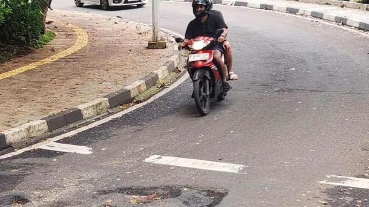 Kondisi jalan rusak di Jalan Wolter Monginsidi, Kebayoran Baru, Jakarta Selatan, Selasa, 10 Februari 2026. ANTARA/Luthfia Miranda Putri. (Antara)