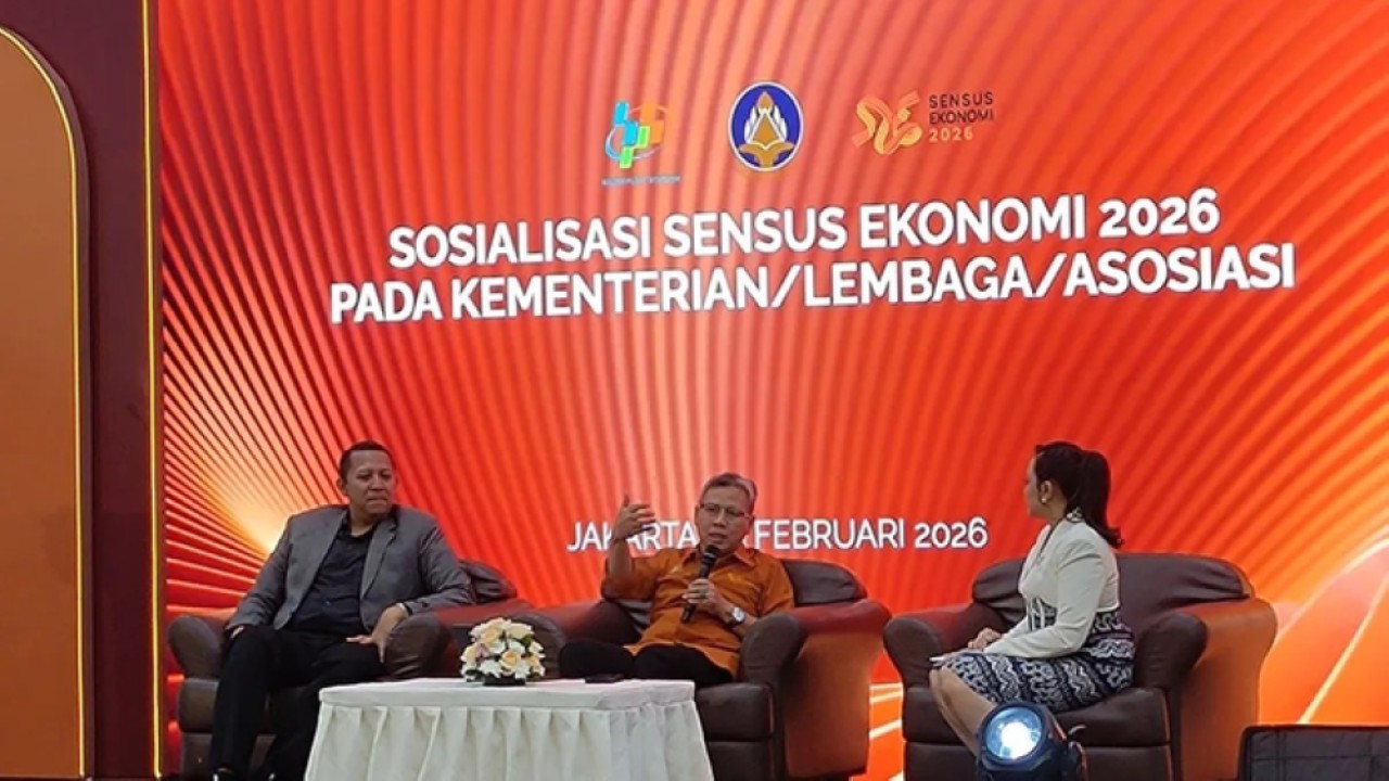Deputi Bidang Statistik Distribusi dan Jasa Badan Pusat Statistik (BPS) Ateng Hartono (tengah) memberikan paparan dalam sesi diskusi acara sosialisasi Sensus Ekonomi 2026 di Jakarta, Rabu 25 Februari 2026). ANTARA/Aria Ananda. (Antara)