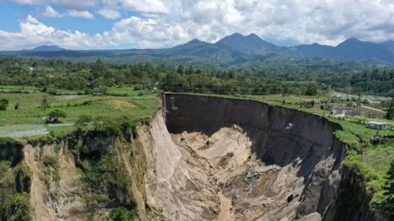 Foto udara kondisi longsoran tanah raksasa di Desa Pondok Balik, Kabupaten Aceh Tengah, Aceh, Jumat, 20 Februari 2026. ANTARA FOTO/Arnas Padda/YU/am. (Antara)