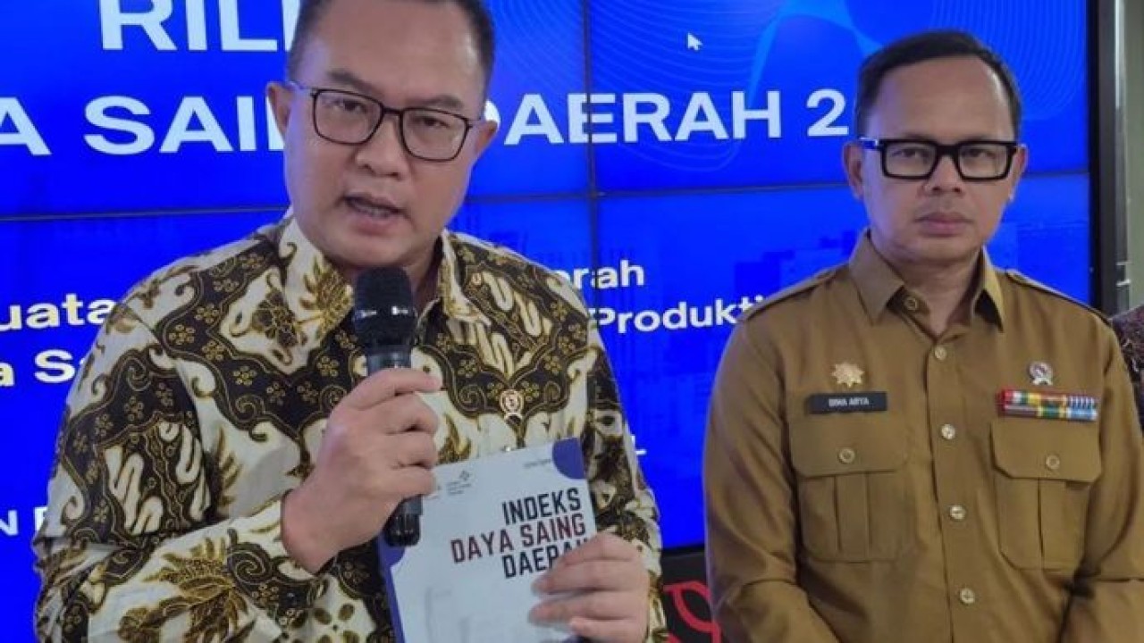 Kepala Badan Riset dan Inovasi Nasional (BRIN) Arif Satria (kiri) dan Wakil Menteri Dalam Negeri (Wamendagri) Bima Arya Sugiarto (kanan) ditemui di sela-sela kegiatan peluncuran Indeks Daya Saing Daerah (IDSD) 2025 di Jakarta, Selasa, 24 Februari 2026. ANTARA/Sean Filo Muhamad (Antara)