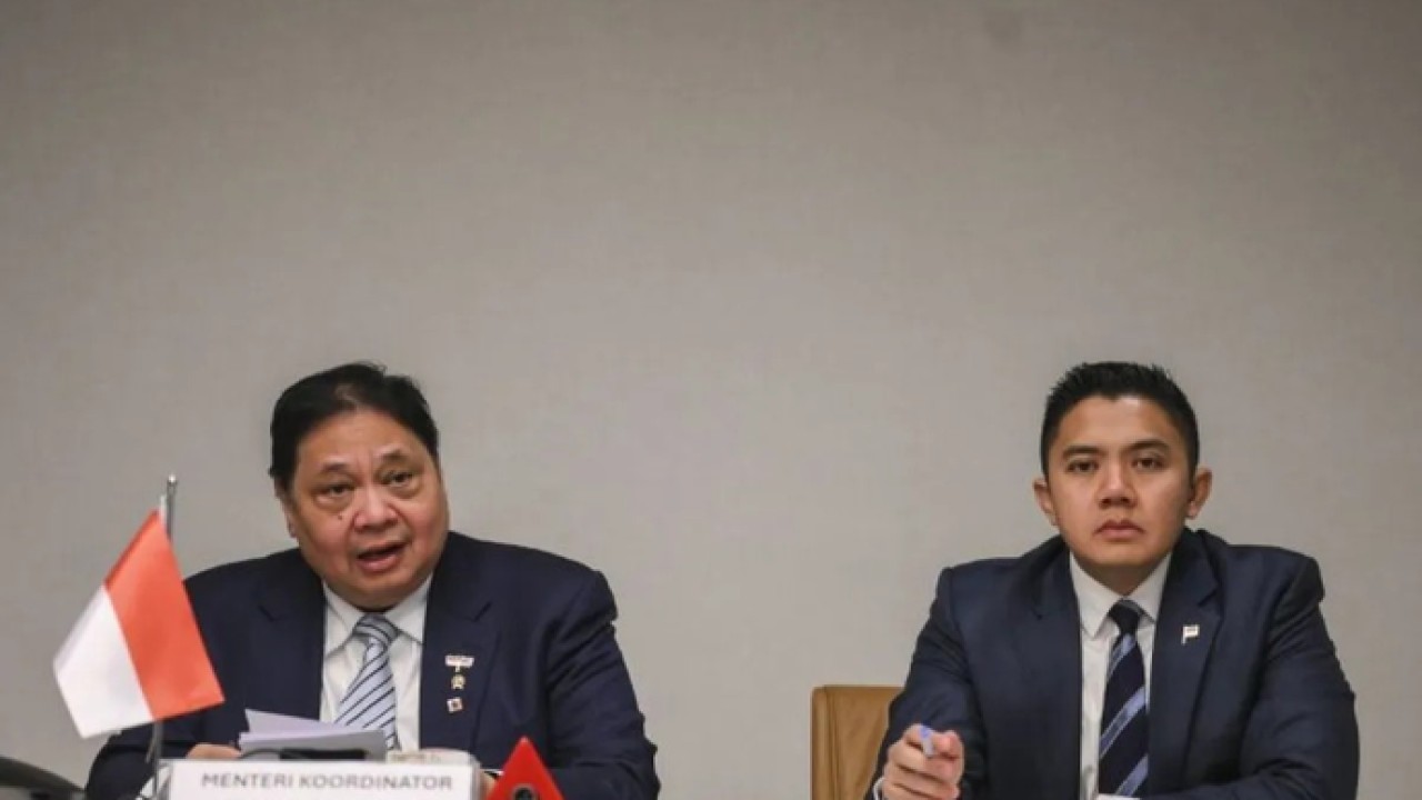Menko Perekonomian Airlangga Hartarto (kiri) bersama Sekretaris Kabinet Teddy Indra Wijaya (kanan) menyampaikan keterangan pers terkait perjanjian perdagangan timbal balik Indonesia-AS di Washington DC, Amerika Serikat, ANTARA FOTO/Hafidz Mubarak A/nym. (Antara)