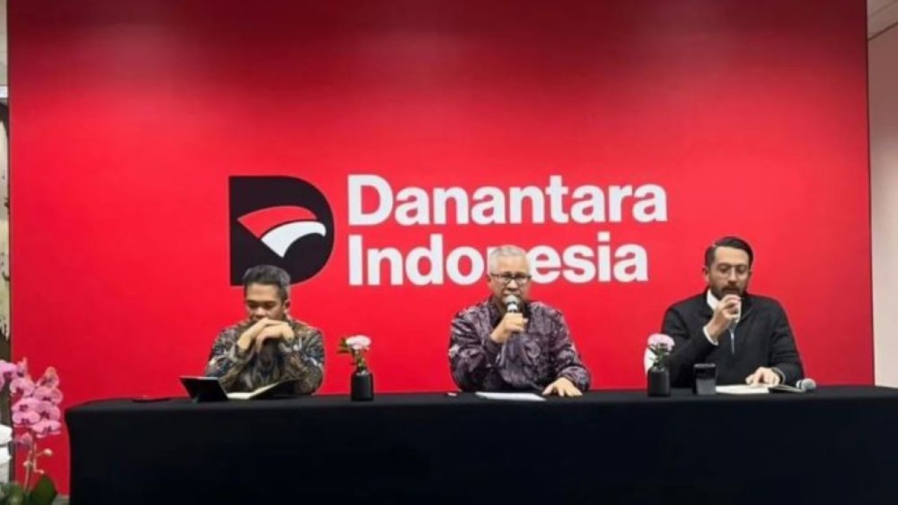 Managing Director Stakeholders Management Danantara Indonesia Rohan Hafas (tengah) menjawab pertanyaan wartawan dalam Exclusive Group Interview di Wisma Danantara, Jakarta, Kamis 26 Februari 2026. (ANTARA/ Afra Augesti) (Antara)