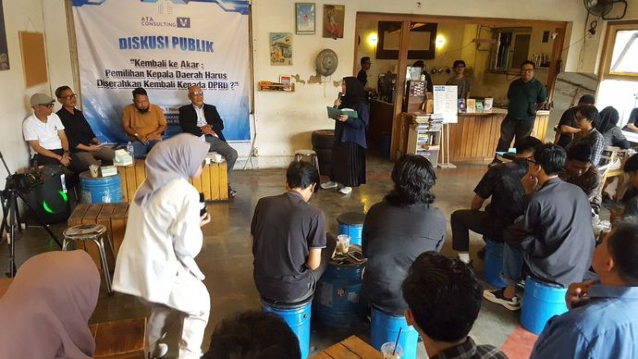 Diskusi publik bertajuk “Kembali ke Akar: Pemilihan Kepala Daerah Harus Diserahkan Kembali kepada DPRD” digelar di Kopi Garasi Veloce, Tasikmalaya, Jawa Barat, Minggu, 1 Februari 2026. (Istimewa)