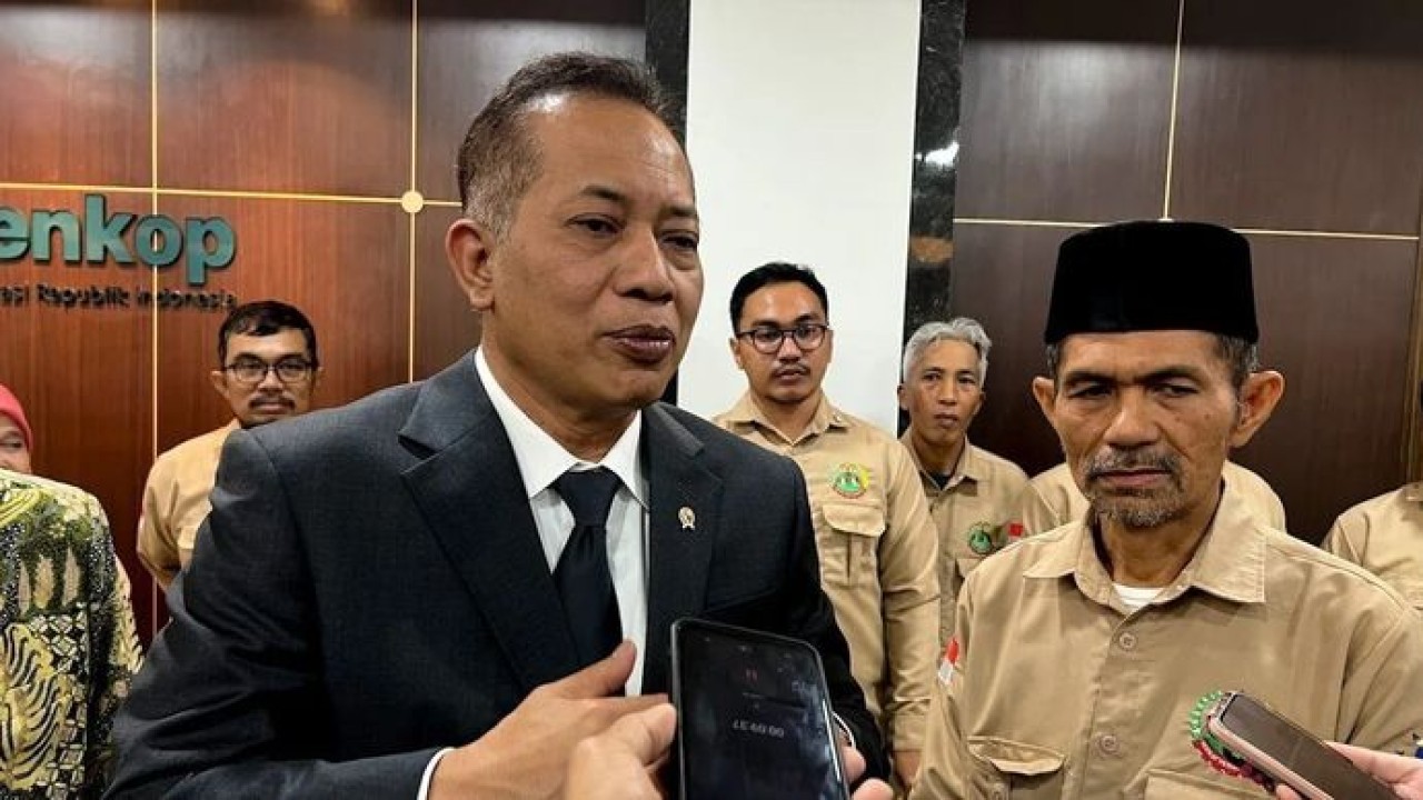 Menteri Koperasi (Menkop) Ferry Juliantono (kiri) didampingi Ketua Umum Serikat Petani Indonesia (SPI) Henry Saragih (kanan) menjawab pertanyaan awak media usai Penandatanganan MoU antara Kementerian Koperasi dengan Serikat Petani Indonesia (SPI) (Antara)