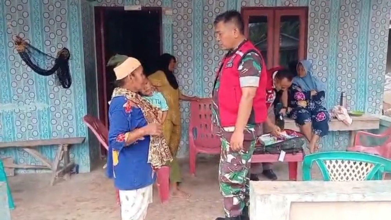 Petugas medis dari personel TNI mendatangi warga untuk memberikan layanan kesehatan gratis. (Foto: Dok/Istimewa)