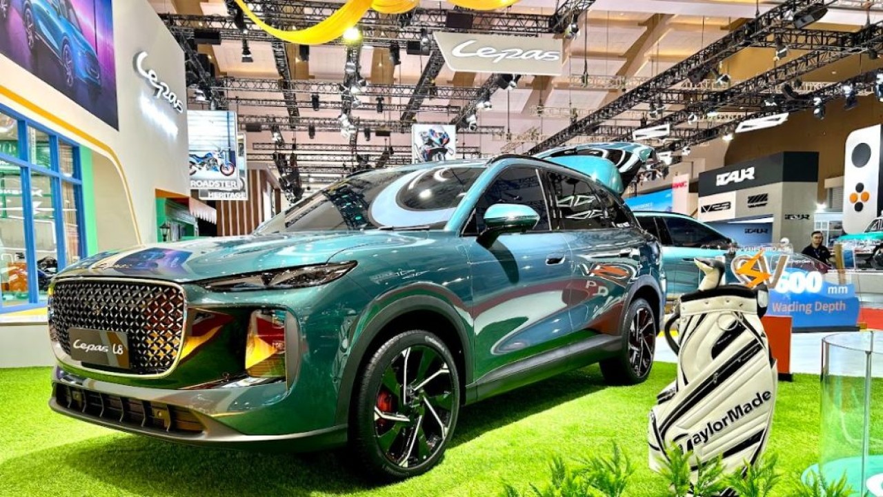LEPAS menghadirkan kendaraan premium LEPAS L8 SUV PHEV dan LEPAS E4 SUV EV di IIMS 2026. (Foto: Dok/Istimewa/LEPAS Indonesia)