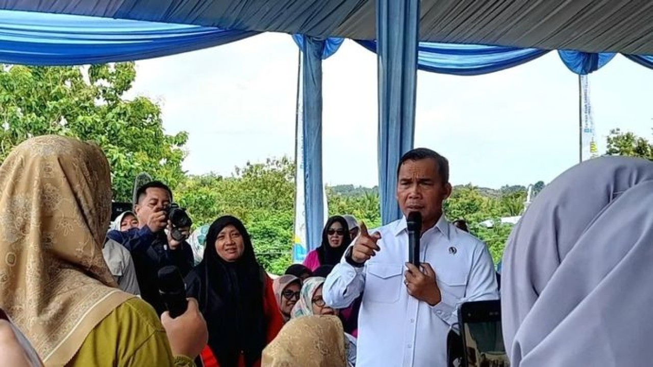 Mendukbangga/Kepala BKKBN berbincang bersama salah satu tim pendamping keluarga di Kota Cilegon, Banten, Kamis, 5 Februari 2026 dalam rangka menyukeskan Program Makan Bergizi Gratis (MBG) untuk sasaran ibu hamil, ibu menyusui, dan balita (3B). ANTARA (Antara)