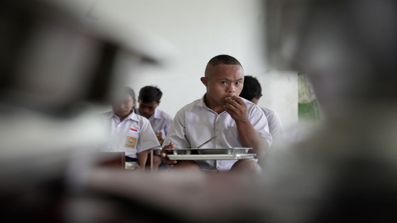Para siswa SLB Negeri Laura, Sumba Barat Daya, NTT sedang menyantap MBG. (Istimewa)
