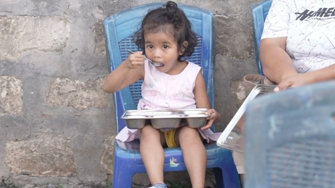 Program Makan Bergizi Gratis (MBG) telah berjalan lebih dari enam bulan di Posyandu Pos 1 Desa Radamata Kota Tambolaka, Sumba Barat Daya, Nusa Tenggara Timur (NTT), untuk ibu hamil (bumil), ibu menyusui (busui), dan balita. (Istimewa)