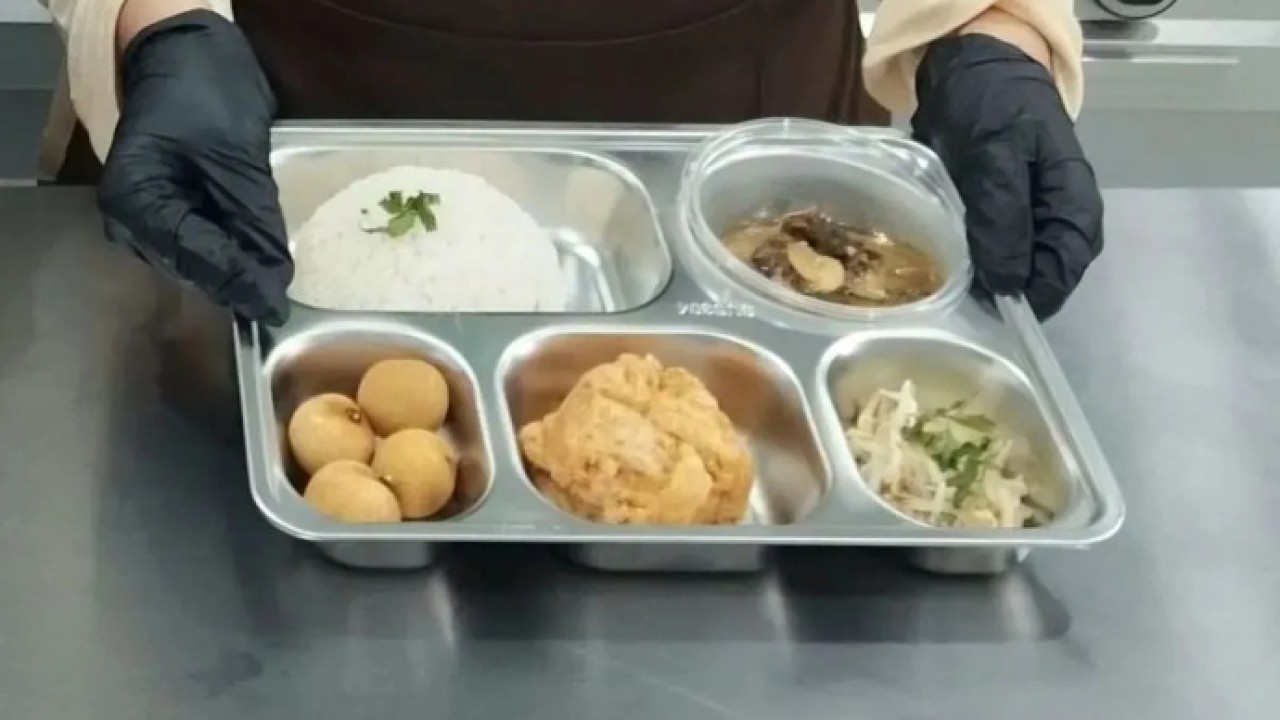 Ilustrasi - Menu makan pada program makanan bergizi gratis (MBG) di dapur penyedia, dengan menu lengkap berisi karbohidrat, protein, sayur, dan buah sebelum didistribusikan. ANTARA/Gunawan. (Nusantara)