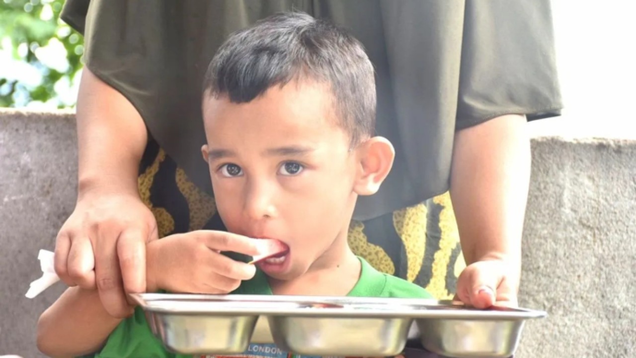 Ilustrasi - Seorang penerima manfaat Program Makan Bergizi Gratis (MBG) balita tengah menikmati makanan yang diantarkan langsung ke rumahnya oleh Tim Pendamping Keluarga (TPK) dari Badan Kependudukan dan Keluarga Berencana Nasional (BKKBN). ANTARA/HO-Kemendukbangga/BKKBN. (Antara)