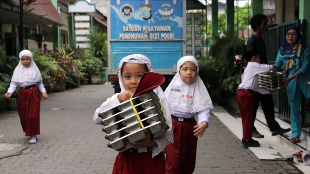 Arsip - Siswa membawa makan bergizi gratis di Sekolah Madrasah Ibtidaiyah Negeri Medan, Sumatera Utara, Rabu 4 Februari 2026. ANTARA FOTO/Yudi Manar/foc. (Antara)
