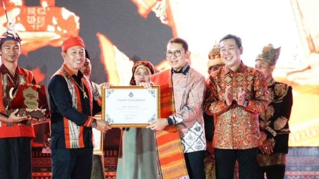 Menteri Kebudayaan Fadli Zon memberikan penghargaan kepada lima desa penerima Apresiasi Desa Budaya, sebagai bagian dari rangkaian Program Pemajuan Kebudayaan Desa Tahun 2025, dengan puncak kegiatan yang dilaksanakan di Huta Sinapuran, Kecamatan Simanindo, Kabupaten Samosir, Sumatera Utara, Sabtu, 7 Februari 2026. (Foto: ANTARA/HO-Dok)