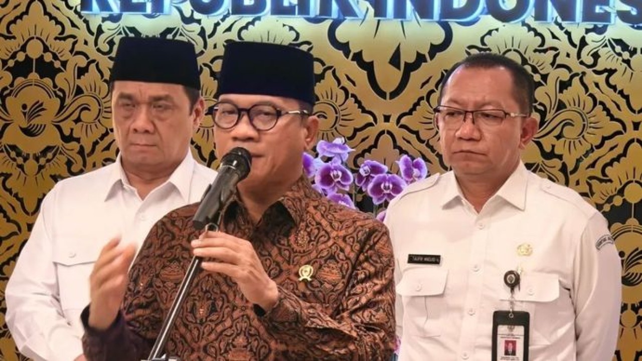 Menteri Desa, Pembangunan Daerah Tertinggal (Kemendes PDT) Yandri beserta jajarannya memberikan keterangan terkait upaya pemerintah meningkatkan akurasi Data Terpadu Sosial Ekonomi Nasional (DTSEN) untuk layanan sosial hingga ke tingkat desa di Kantor Kementerian Sosial, Salemba, Jakarta, Senin, 9 Februari 2026. ANTARA/M Riezko Bima Elko Prasetyo. (Antara)