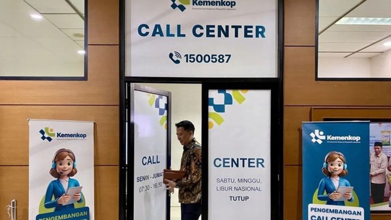 Petugas keluar dari ruangan call center Kementerian Koperasi di Jakarta, Rabu, 18 Februari 2026. Call center ini diresmikan sebagai wadah layanan dan pengaduan masyarakat terkait koperasi, termasuk koperasi desa/kelurahan merah putih. ANTARA/Shofi Ayudiana (Antara)