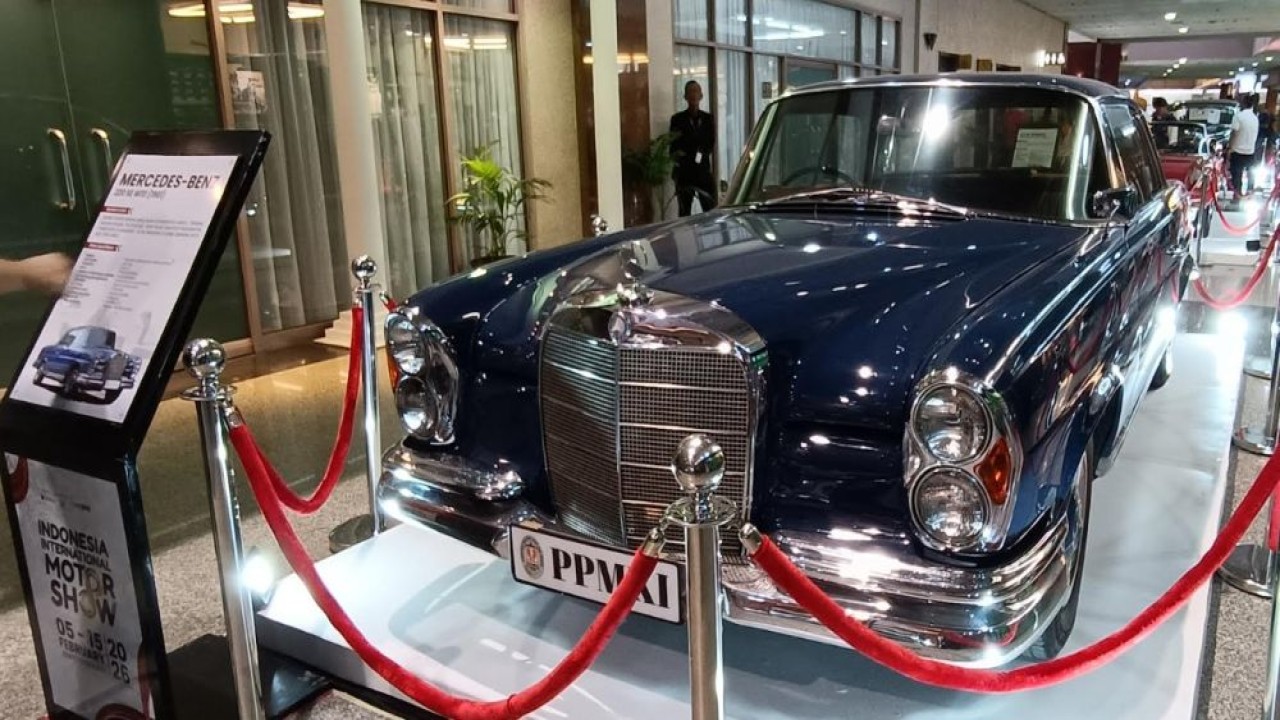 Mercedes-Benz 220 SE W111 (1959-1965) merupakan salah satu mobil klasik paling ikonik dalam sejarah otomotif Jerman. (Foto: Adiantoro/NTV)
