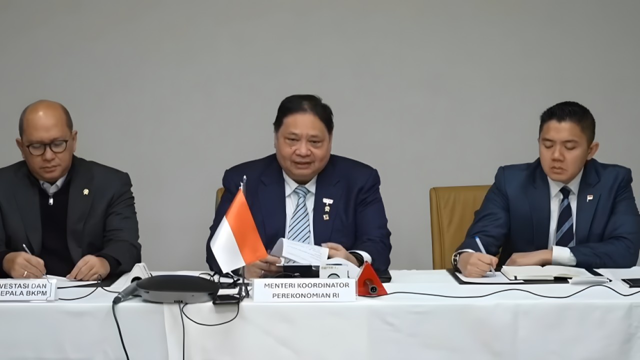 Menteri Koordinator Bidang Perekonomian Airlangga Hartarto, Menteri Investasi, CEO Danantara Rosan Roeslani dan Seskab Teddy Indra Wijaya saat penandatanganan MoU dalam forum Indonesia–US Business Summit di Washington, D.C., Kamis (18/2). (Istimewa)