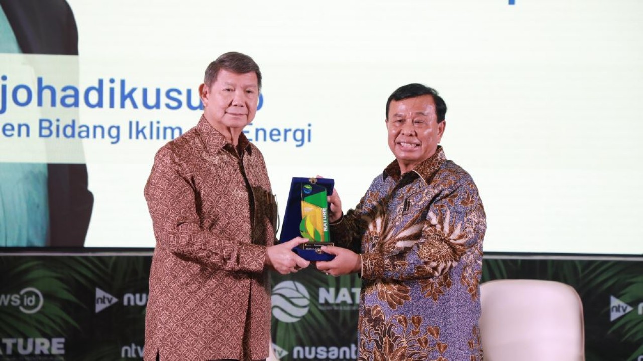 Hashim Djojohadikusumo menerima penghargaan NATURE Award 2026 yang diserahkan langsung oleh Presiden Komisaris NT Corp dan Nurdin Tampubolon (NTVNews.id: Dedi)
