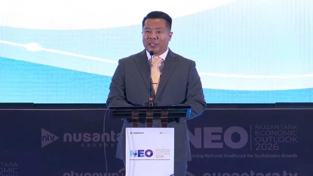 Direktur Nusantara TV, Randy Monthonaro Tampubolon memberikan sambutan pembukaan Nusantara Economic Outlook (NEO) 2026 pada Selasa, 4 Februari 2026, di Nusantara Ballroom, NT Tower, Jakarta Timur. (Foto: YouTube Nusantara TV)