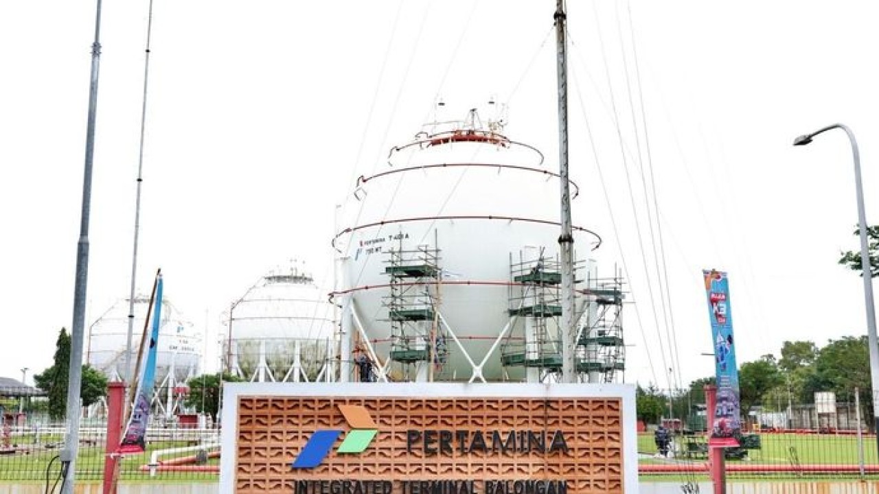 Pertamina Patra Niaga Integrated Terminal Balongan di Indramayu, Jawa Barat, merupakah infrastruktur hilir strategis untuk pelayanan kebutuhan energi di wilayah Jawa Bagian Barat termasuk Jakarta, dan sebagian Jawa Tengah. Integrated Terminal ini men (Pertamina)