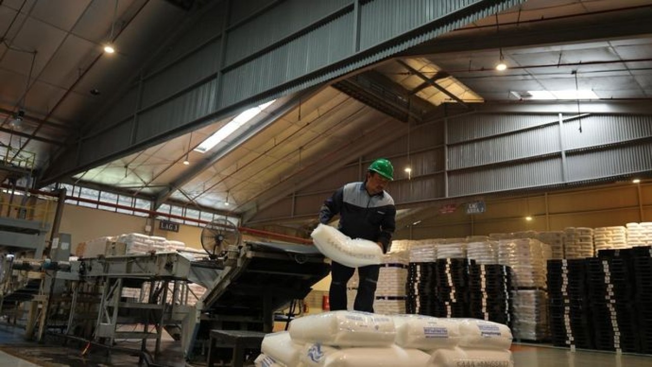 Polytama Propindo, afiliasi Pertamina, memproduksi polypropylene sebagai bahan baku utama berbagai industri dalam negeri. Pertamina Group perkuat hilirisasi petrokimia melalui sinergi pasokan propylene hasil pengolahan Kilang Pertamina Balongan (Pertamina)