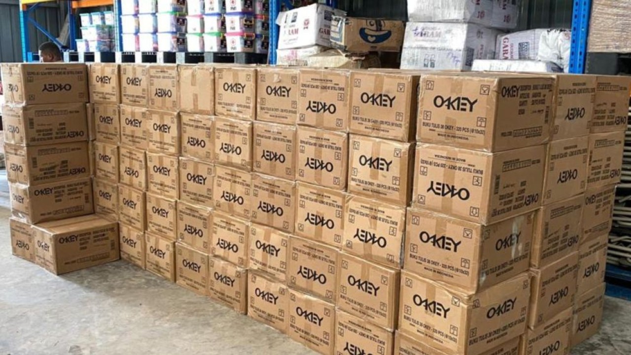 PMI menyalurkan 50 ribu buku tulis dan 25 ribu pulpen untuk sekolah di Nusa Tenggara Timur. (Foto: Istimewa/PMI)