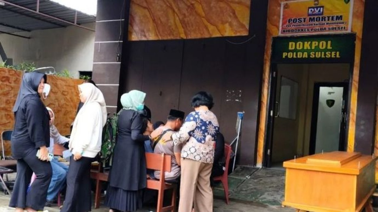 Keluarga korban anggota Polri inisial Bripda DP yang diduga mengalami kekerasan oleh seniornya hingga meninggal dunia masih menunggu hasil pemeriksaan di area Biddokkes Rumah Sakit Bayangkara Makassar, Sulawesi Selatan, Minggu, 22 Februari 2026. ANTA (Antara)