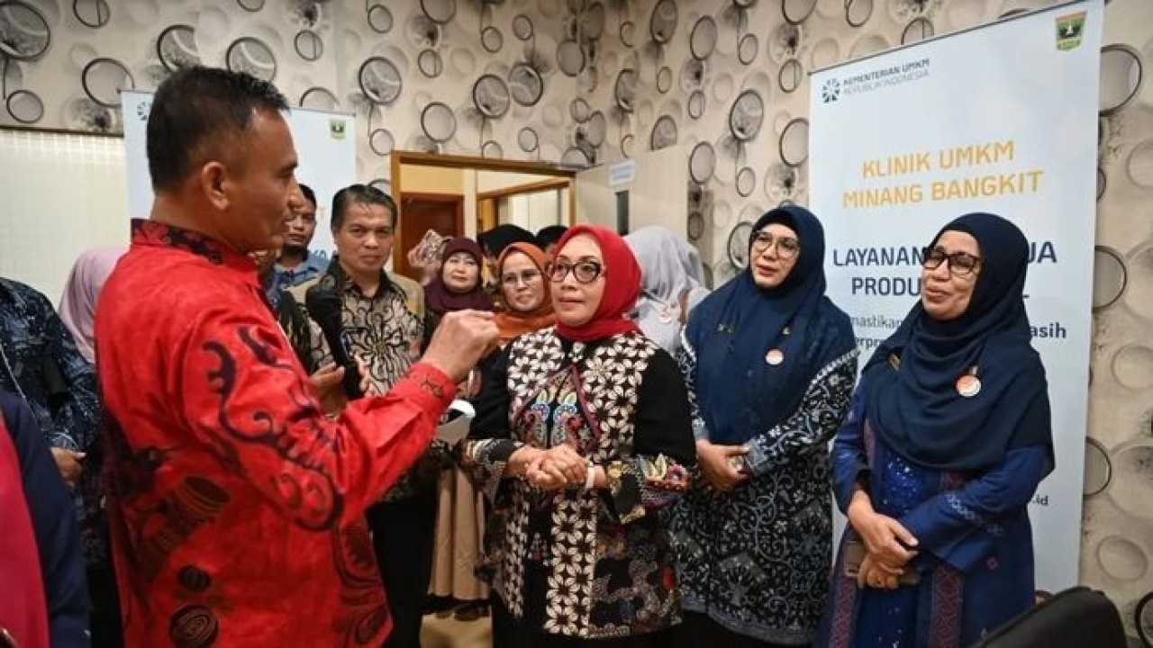Menteri Pemberdayaan Perempuan dan Perlindungan Anak Arifah Fauzi meninjau Klinik UMKM Minang Bangkit di Sumatera Barat. ANTARA/HO-KemenPPPA. (Antara)