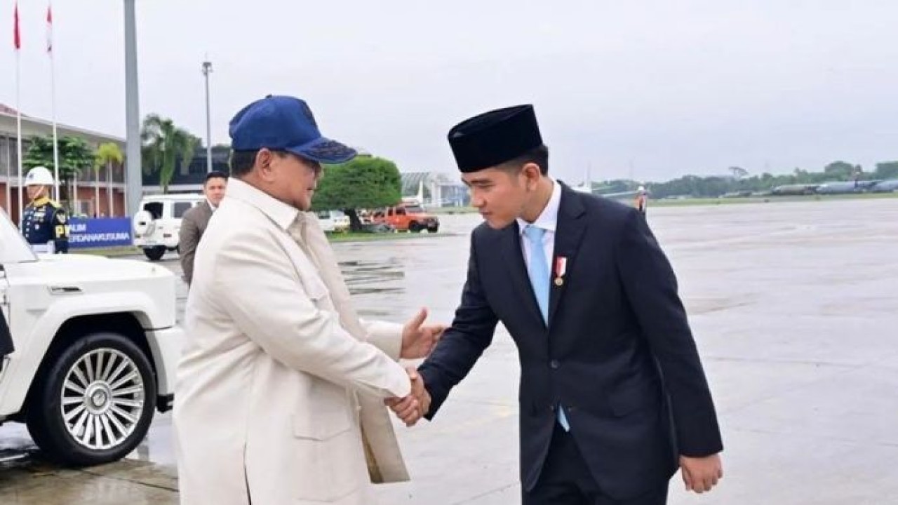 Wakil Presiden (Wapres) Gibran Rakabuming Raka (kanan) melepas keberangkatan Presiden Prabowo Subianto (kiri) ke Washington D. C., Amerika Serikat, di Pangkalan Udara TNI AU (Lanud) Halim Perdanakusuma, Jakarta, Senin, 16 Februari 2026. ANTARA/HO-BPMI Sekretariat Presiden RI. (Antara)