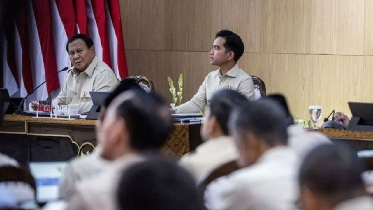 Presiden Prabowo Subianto (kiri) didampingi Wakil Presiden Gibran Rakabuming Raka (kanan) membuka Taklimat Awal Tahun saat retret Kabinet Merah Putih di Hambalang, Kabupaten Bogor, Jawa Barat, Selasa, 6 Januari 2026. Presiden Prabowo Subianto membuka (Antara)