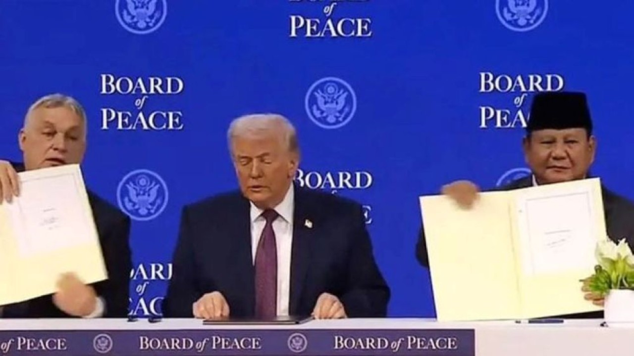 Tangkapan layar - Presiden RI Prabowo Subianto turut menandatangani piagam Dewan Perdamaian (Board of Peace) di samping Presiden Amerika Serikat (AS) Donald Trump, pada sela-sela acara World Economic Forum (WEF) 2026 di Congress Hall, Davos, Swiss. (Foto: Antara)