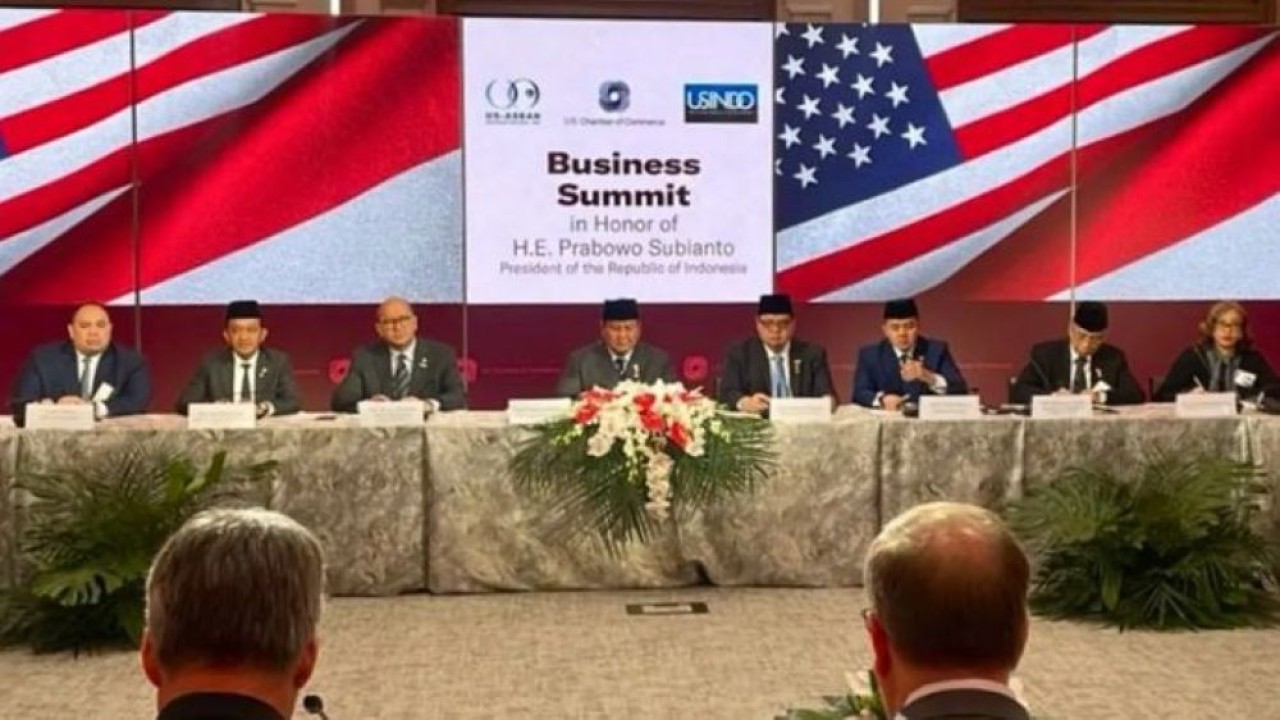 Presiden Prabowo Subianto di hadapan para pengusaha-pengusaha ternama AS dalam acara Business Summit di Gedung US Chamber of Commerce (USCC), Washington DC, Amerika Serikat. (Foto: Antara)