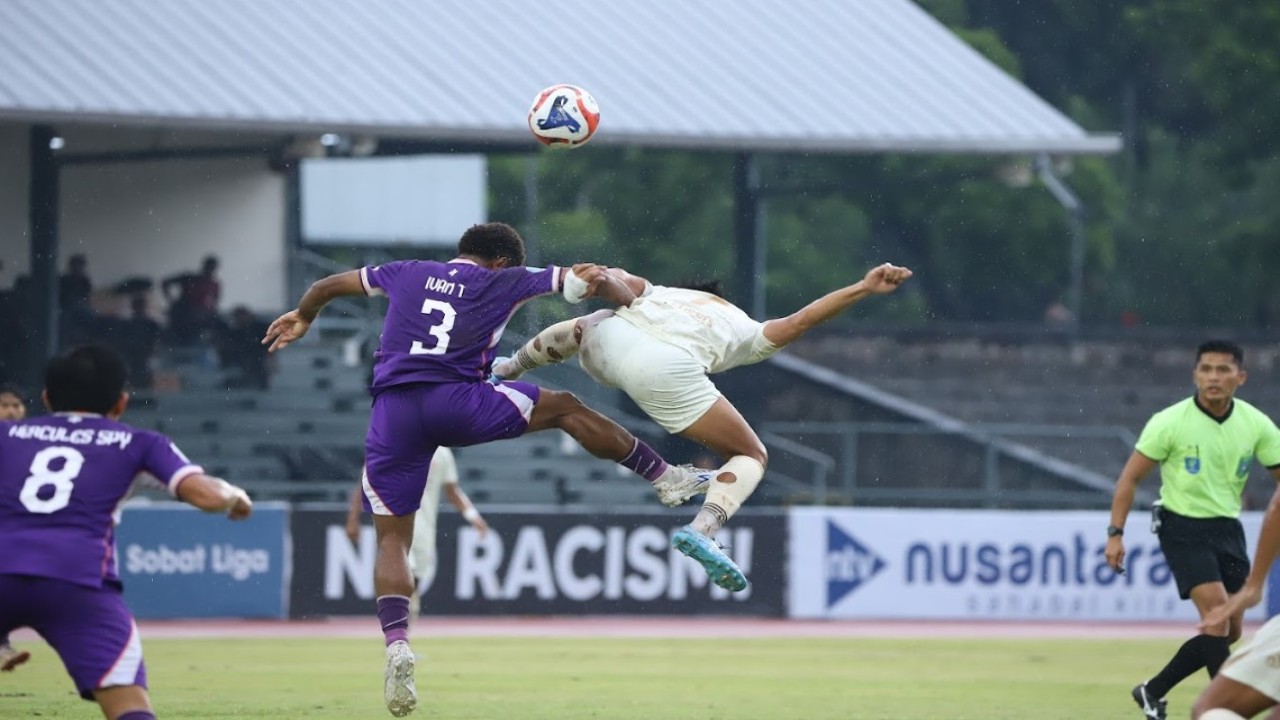 Pemain PSGC Ciamis terlibat duel udara memperebutan bola dengan pemain Persiba Bantul. (Foto: Dok/I-League)